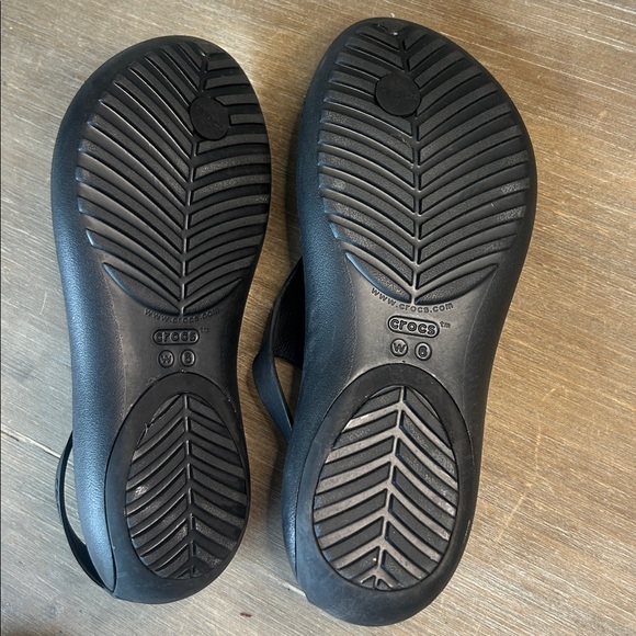 Crocs Women’s Serena Black Sandals with Gold Metallic Bar Size 6 NEW - Picture 5 of 16